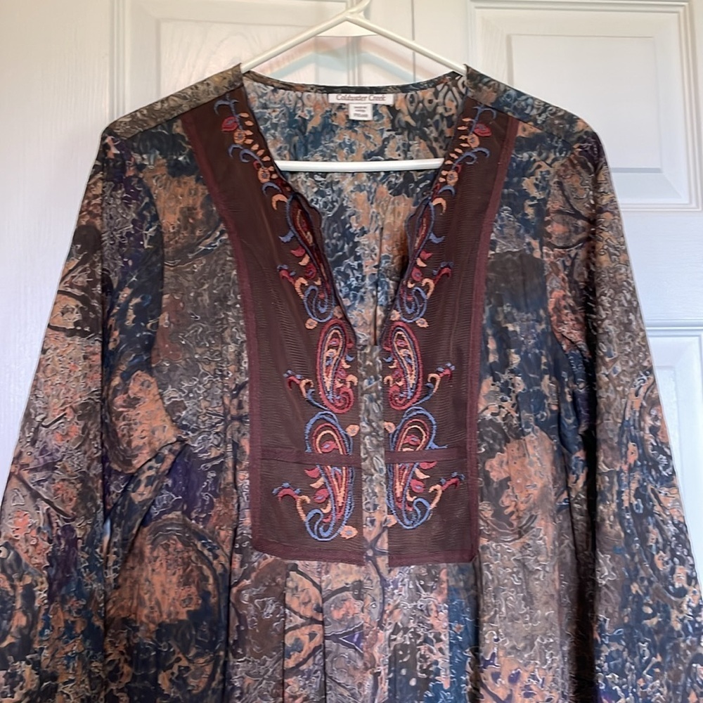 Women’s PXL Coldwater Creek full button V-neck tunic. Deep earthy blues/browns.